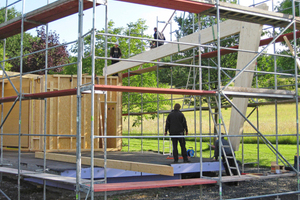  Die Bauteile wurden in der Zimmerei vorgefertigt und dann auf der Baustelle aufgerichtet


 