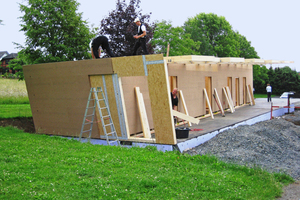  Die Holzrahmenkonstruktion wurde außen mit der Holzfaserdämmplatte HFD-Exterior Solid in 60 mm Dicke bekleidet. Obenauf kam ein HFD-Mineral-Leichtputz mit 2 mm  