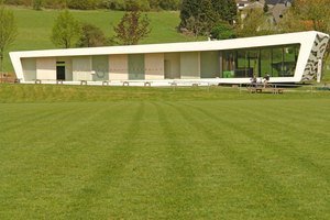  Form und Fassade des 30 x 8 m großen Zweckbaus bilden den natürlichen Verlauf der Westerwälder Landschaft nach, mit ihren zahlreichen Erhebungen, weitläufigen Wiesen und Tälern 