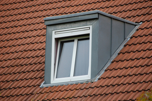  Flachdachgaube: Sehr häufiger Typ mit einem flachen Gaubendach von geringer Neigung. Die Dacheindeckung erfolgt deshalb meist mit Metallblechen statt Ziegeln. Für die Gaubenwangen wird oft das gleiche Material gewählt. Den Anschluss an das Hauptdach gewährleisten Bleibleche, die manuell verformbar sind 