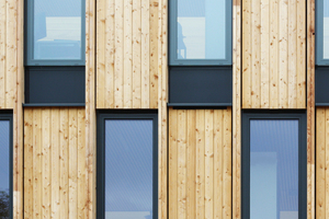  Die Fassade wechselt zwischen Glas und Holzbereichen ab 