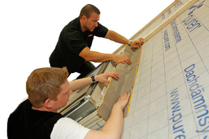  Ausbildung der Wasserführung oberhalb des Dachfensters mit dem Diffucell First- und Gratband 