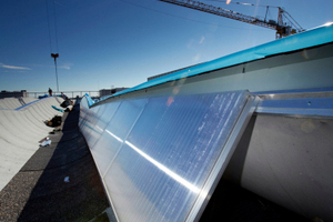  Auch der Austausch der circa 9000 lfm. Sheddach-Lichtbänder mit Verglasung gegen Leichtmetall-Pfosten-RiegelKonstruktionen mit Verglasung aus Polycarbonat-Hohlkammerplatten sorgt für eine Verbesserung der Energieeffizienz  