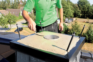  Sobald der eingefüllte Beton ausgehärtet ist, geht der Schalungsrahmen eine feste Verbindung mit der Verkleidung und dem Schornstein ein 