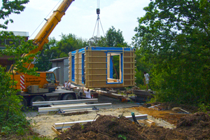  Mit dem Schwerlastkran wird das neue Büro-Holzhaus der Murr GmbH von der Werkhalle zum Standort versetzt 