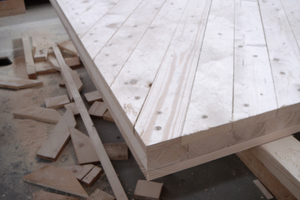  Aufbau der dreischichtigen Platte M3. Mit der Holzschraube Kerbig werden die Schichten zusammengehalten, das System kommt ohne Leim und Metallschrauben aus


 