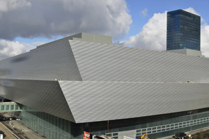  Blick in den Himmel: Der Lichthof in der Mitte der Halle 