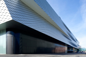  Die neue Messehalle Basel&nbsp; beeindruckt mit einer Lamellenfassade aus gewellten J57S-Alubändern 