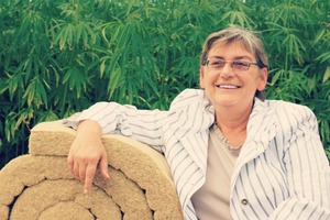  Ende Oktober erhielt Carmen Hock-Heyl, Erfinderin der Dämmstoffs Thermo-Hanf, den höchstdotierten Umweltpreis Europas 