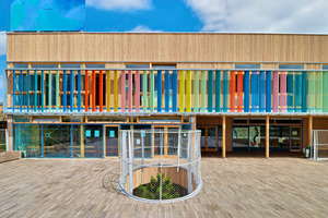  Französisch-finnisch-deutsche Koproduktion: Der Entwurf für die fünf ökologisch konzipierten Schulen stammt von den Architekten r2k aus Grenoble, die Kunst vom finnischen Maler Lauri Ahlgrén und die Konstruktion von den deutschen Holzbau-Spezialisten Lignotrend und Holzbau Amann 