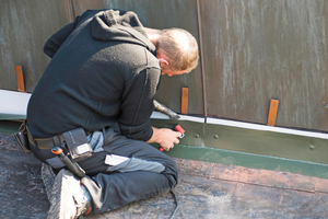  Die Anschlüsse bildeten die Dachhandwerker mit EVA-beschichteten Verbundblechen aus, an denen die Evalon-Dachbahn homogen angeschlossen wurde 