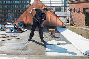  Die Verklebung der Dach- und Dichtungsbahnen erfolgte vollflächig im Klappverfahren, mit einem speziellen Systemkleber, der die Windsogsicherheit an Flachdächern ermöglicht 