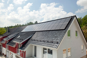  Beispiel für ein PV-Eigenverbrauchssystem. Auf einem Bauernhofdach in Gerichtstetten in Baden-Württemberg wurde die Ostdachseite belegt. Der Betrieb hat nach eigenen Angaben einen Autonomiegrad von rund 70 Prozent 