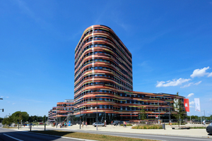  Der geschwungene bunte Neubau der BSU Hamburg ist das größte Hochbauprojekt der Internationalen Bauausstellung 2013 in Hamburg


 