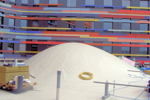  Eine der Besonderheiten bei diesem Bauwerk war die Abdichtung eines Hügels in den Parkflächen um das Gebäude herum. Ausgeführt wurde sie mit der Kunststoffdachabdichtung Sarnafil TG 76-18 Felt


 