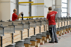 Nach dem Verleimen der mächtigen Brettschichtholzbinder wurden die Stahlprofile befestigt. Für die Krafteinleitung in das Holz wurden H-förmige Profile in die Träger eingefügt und mit Epoxidharz verklebt 