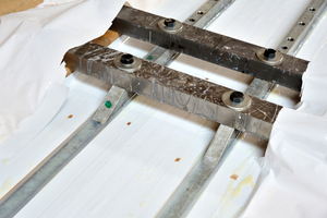  Die Verbindungstechnik mit Eposidharz wirkt gleichzeitig als Versiegelung, verhindert den Wassereintritt in die Knoten und schützt das Holz  