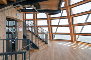  In der neunten und zehnten Etage befindet sich die „Skybox“, ein witterungsgeschützter Raum mit Glasfassade, der für besondere Anlässe gemietet werden kann; die höchste Besucheretage befindet sich in rund 70 m Höhe 