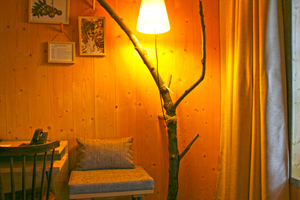  Blick in eines der Hotelzimmer: detailreich und rundherum Holz 