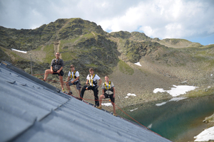  Spengler Michael Leib und Lehrling Jakob Schöttl deckten gemeinsam mit zwei erfahrenen Hüttenspenglern die&nbsp; „Flagger Schartenhütte“ in den Sarntaler Alpen neu ein 