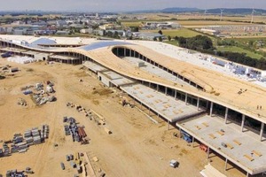  Das Malldach mit einer Länge von 740 m überspannt das Einkaufszentrum wie eine Riesenwelle 