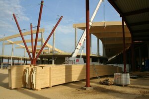  Eingeschlitzte Bleche mit Langlochausbildungen und Stabdübeln verbinden die dreiteiligen BS-Holz-Träger in Dachmitte biegesteifen miteinander 


 