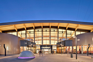  Das Dach des Einkaufszentrum misst am Haupteingang, der breitesten Stelle, 80 m 