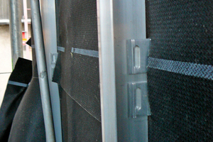  An die Aluminiumprofile werden letztlich die Fassadenplatten angebracht. Sie sind werkseitig auf Maß gesägt, an den Kanten eingefärbt und gebohrt
 