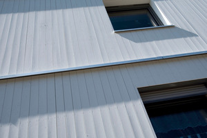  Die silikatische Farbe verbindet sich dauerhaft mit dem Untergrund, ist UV-stabil, lichtecht und hat einen sehr guten Feuchteschutz. Die samtmatte Oberflächenoptik der Fassade lässt die Holzstruktur durchscheinen 