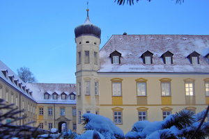  Bei der Sanierung des historischen Klosters wird auf den Denkmalschutz und auch auf ökologische Richtlinien geachtet. Das Dach des alten Ensembles wurde mit einer Aufdachdämmung aus Holzfasern versehen


 