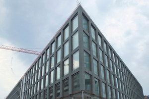  Auf dem Richti-Areal in Zürich entsteht auf 72 000 m2 ein neues städtebauliches Projekt. Eines der sieben Gebäude erhält eine edle Natursteinfassade


 