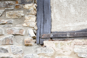  Entkernung, danach neu aufgebaut: Sanierter Altbau aus Grauwacke-Natursteinen, Holzfachwerk und Lehmziegelgefachen

 