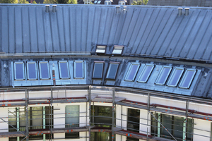  Blick auf das Dach eines der geschwungen verlaufenden Reihenhausgebäude. Die Fenster im Bereich der Dachkehle sind noch nicht ausgetauscht 


 
