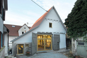  Einen Teil seines Tageslichts erhält das Erdgeschoss der zum Atelier und Ausstellungsraum umgebauten Scheune über Glastüren an der Stelle des früheren Scheunentores bzw. einer Nebentür


 