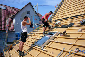  Oberhalb der DWD-Platten konnten die Dachfenster und die Dachdeckung in traditioneller Bauweise nach dem heutigen Stand der Technik eingebaut werden 