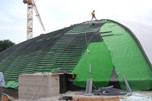  Das Optigrün-Schubsicherungssystem „Seilschwelle“ beim Einbau 