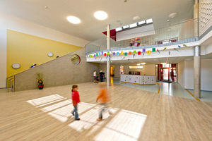  Große Flure nehmen Rücksicht auf den Bewegungsbedarf von Kindern. Sie sind mit entsprechend möblierten Lernnischen ausgestattet, die klassenübergreifend für Unterrichtszwecke genutzt werden können  