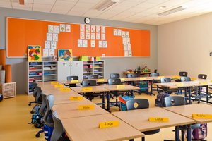  Akustikdecken und die Installation von sogenannten Acustic-Wall-Panels in den Klassenräumen dämpfen Geräusche, der Lärmpegel wird gedämpft  