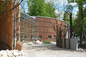  Teile des Funktionsgebäudes erhielten zusätzlich eine Wärmedämmung hinter der Holzlamellenfassade 