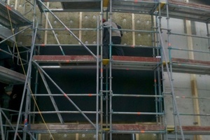  Teile des Funktionsgebäudes erhielten zusätzlich eine Wärmedämmung hinter der Holzlamellenfassade. Als Witterungsschutz wurde davor eine UV-stabile Fassadenbahn montiert. Auf die Unterkonstruktion kam dann die Holzfassade 