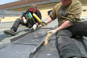  Sicher arbeiten mit Walzblei mit Schutzhandschuhen und Spezialwerkzeugen 