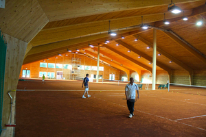  Innenansicht der fertiggestellten Halle: Die Zirbelkiefer-Schalung sieht nicht nur gut aus, sondern verfügt über den sogenannten Vital-Effekt 