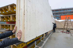  Auf die Kellerdecke wird der erste Stock des Woodcube gestellt 