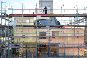  Aufrichten des Gebäudes aus den Holzwerkstoffverbundplatten 
