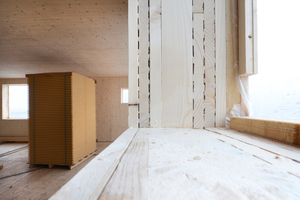  Wandaufbau an einer Fensteröffnung. Der mehrschalige Aufbau ist zu erkennen und auch, dass kleine Luftschlitze vorhanden sind. Diese erhöhen die Dämmleistung nochmals  