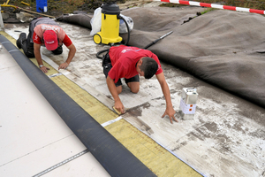  Vor der Verarbeitung muss die alte PVC-Dachbahn sorgfältig gereinigt werden 