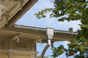  Stimmige Lösung: neue vorbewitterte Dachentwässerung und historische Holzbaudetails 


 