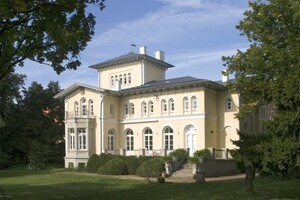  
Das renovierte Gutshaus liegt inmitten eines englischen Landschaftsparks mit altem Baumbestand


 