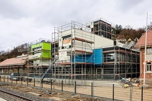  Nachdem die UK und die schwarze Fassadenbahn montiert ist, wird die Holzfassade angebracht 