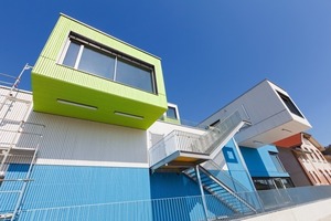 Die Containerästhetik der Wissenswerkstatt EULE wird durch in die farbigen Verschachtelungen hervorgehoben 
